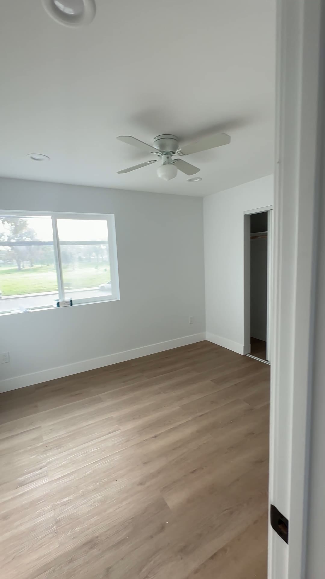 Living area with ceiling fan